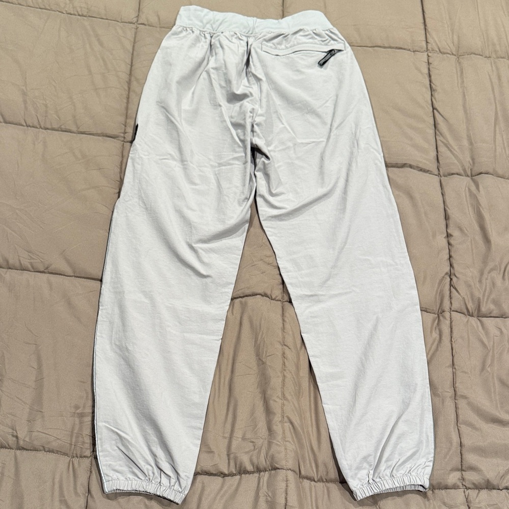 ALO Yoga Trackpant Joggers - Picture 6 of 8